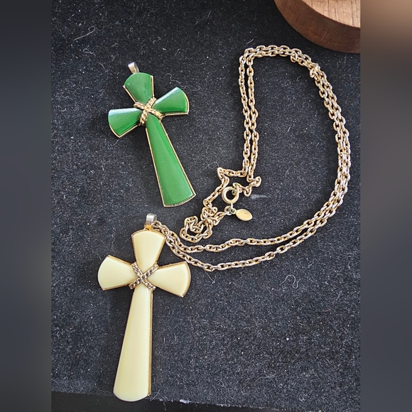 Vintage Avon Lucite Cross Necklace - Picture 5 of 8